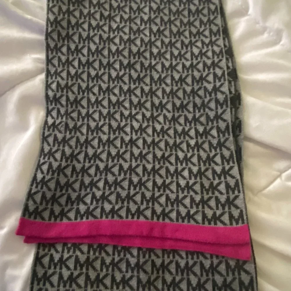 Michael Kors Scarf - Picture 1 of 2